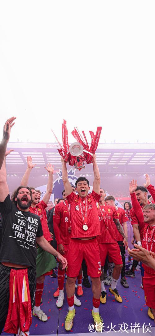 欧冠赛前利物浦公开训练，远藤航与基耶萨亮相